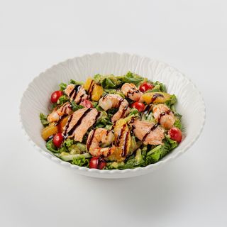 Теплый салат с морепродуктами