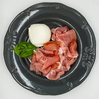 Mozzarella di bufala D.O.P. con crudo di Parma 24 mesi