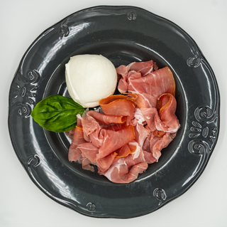Mozzarella di bufala D.O.P. con crudo di Parma 24 mesi