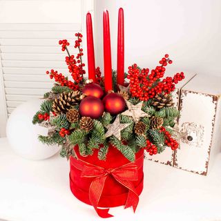 Aranjament in cutie de catifea rosie cu brad, lumanari si globuri