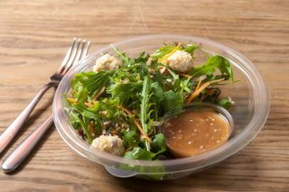 Зелений мікс з соусом тонкацу