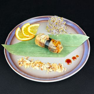 Nigiri  Tamago z dodatkiem migdałów i słodkim sosem kabayaki