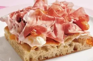Focaccia crudo al piatto