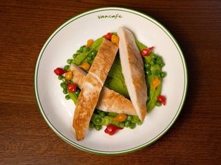 Куряча грудка з пюре із зеленого горошку (320g)
