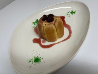 Шарлота с крем дулсе де лече, маскарпоне и вишни 