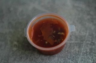 Томатный соус с посудой