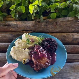 Pulpă de rață ,varză roșie călită, crochete de cartofi și sos de afine