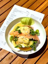 ბენედიქტი ორაგულით Salmon Benedict