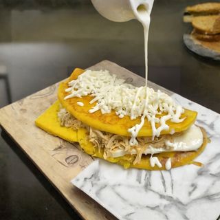 Cachapa De Pollo Y Queso