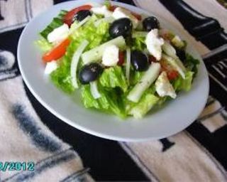 Салата от айсберг с каламата и пармезан