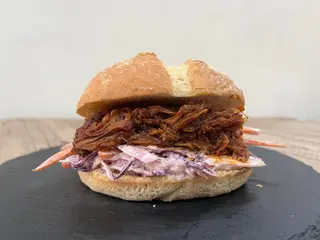Sandwich de bbq pulled pork con patatas fritas