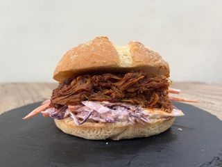 Sandwich de bbq pulled pork con patatas fritas