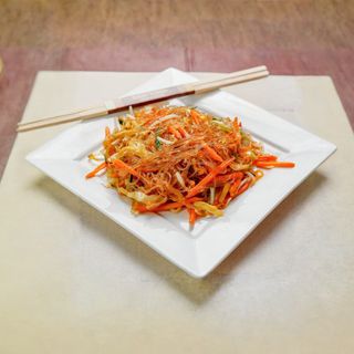 Spaghetti di soia con verdure saltate in salsa piccante