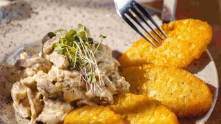 ღორის ხორცი როზმარინით და ნაღებით