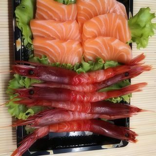 Sashimi con salmone e amaebi