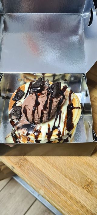 Pancakes ciocolată alba oreo înghețată și sirop