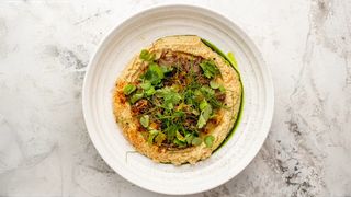 Хумус с томлеными щечками и пряным нутом