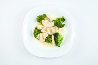 тушеная в сливках курица с брокколи (300 гр.)