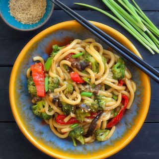 Tallarines udon fritos