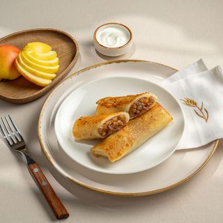 Млинці з яблуками та горіхами