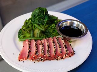 Стейк з тунця з бланшованими овочами