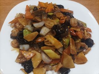 111. Скариди с бамбук и черни гъби (700гр)