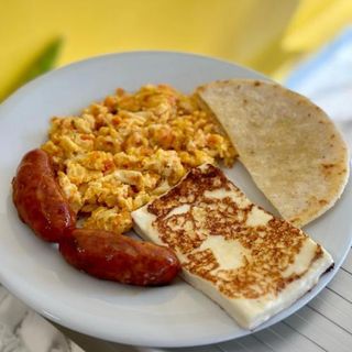 Huevos Pericos Con Arepa Queso Y Chorizo