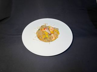 28. Spaghetti di riso con frutti di mare