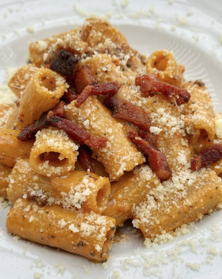Rigatoni / riccioli carbonara, 'nduja e salsa tartufata