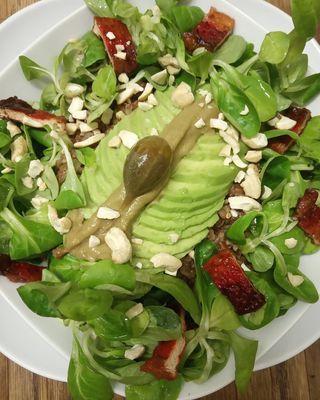 Sałatka z boczkiem, szpinakiem i suszonymi pomidorami 220 gr