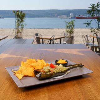 Гуакамоле с начос и течен чедър (300г)