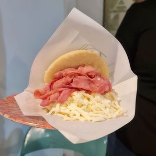 Arepa de bacon con queso