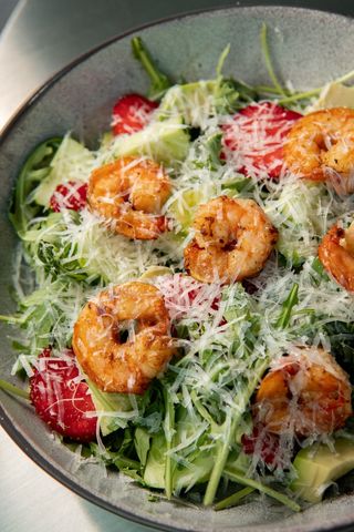 Салат з креветкою, полуницею та авокадо