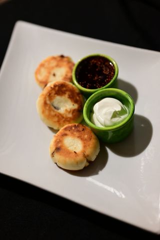 Сирники зі сметаною та карамелізованими яблуками