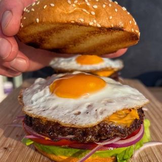 Egg cheese Burger + frites + salade 