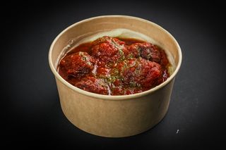 Chiftele de pui cu piure, sos marinara si pesto