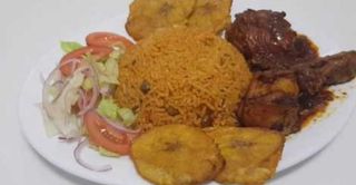 Moro De Guandules Con Coco Y Ensalada 