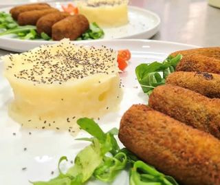 Croquetes de espinafre com puré de batata