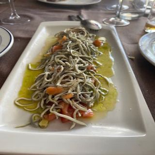 Ensalada de Gulas ,Salmon y Aguacate