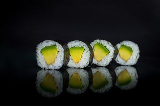 Хосомаки авокадо (4бр-100г)