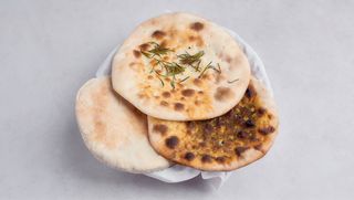 Koszyk pieczywa - Pita, Manakish, Podpłomyk