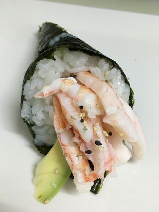 Temaki langostino y aguacate