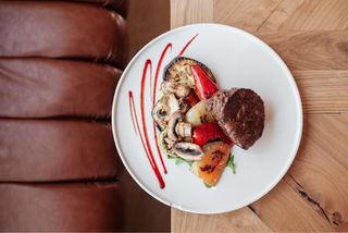 Biftek sa grilovanim povrćem 250gr