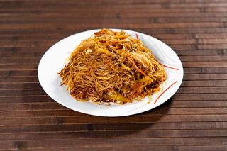 42. Tăiței de orez prăjiți cu porc și legume