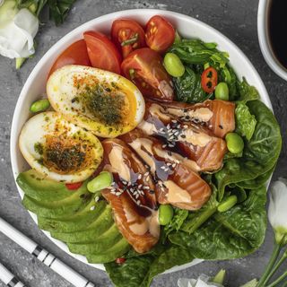 Поке з лососем татакі