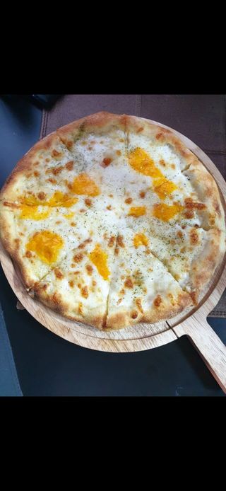 Pizza Quatre Fromages + boisson 