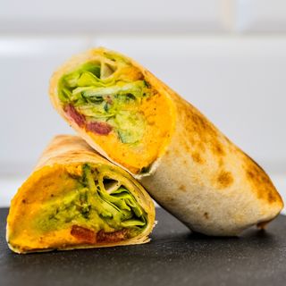 Тортила с хумус и авокадо (300г)