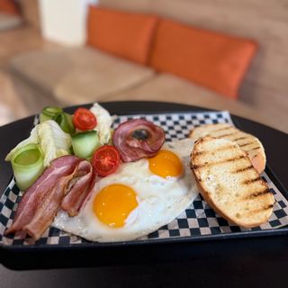 Яєшня з беконом та грінками