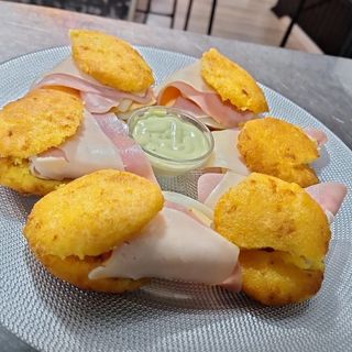 AREPITA VENEZOLANA CRUJIENTE CON QUESO .............................6 uds.