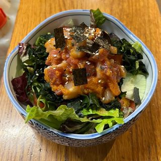 Ensalada de pescado marinado en salsa picante